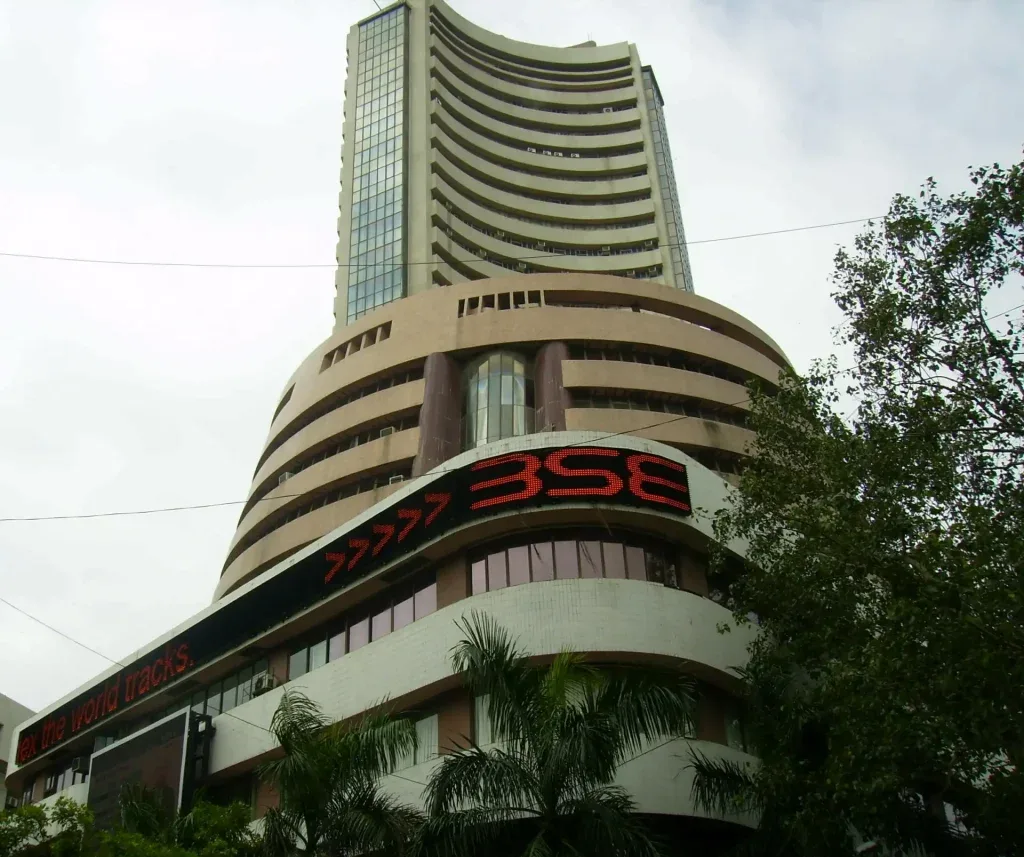 Market close October 12: Indices, sectors, RBI measures and causes of the decline